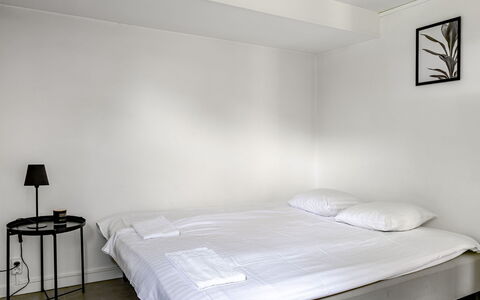 Odal: Letto, Interior Design, Parete, Pavimento, Mobilia, Camera Da Letto, Pavimentazione, Bedding, Lenzuolo, Camera