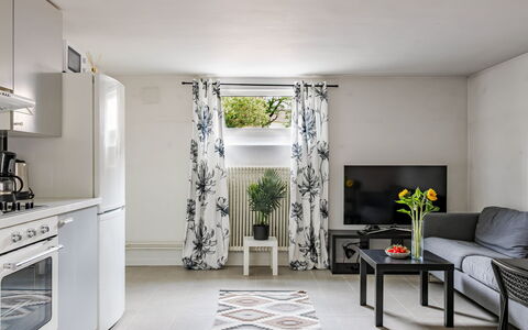 Odal: Mobilia, Interior Design, Pavimentazione, Pavimento, Soffitto, Tavolo, Camera, Illuminazione, Soggiorno, Appartamento