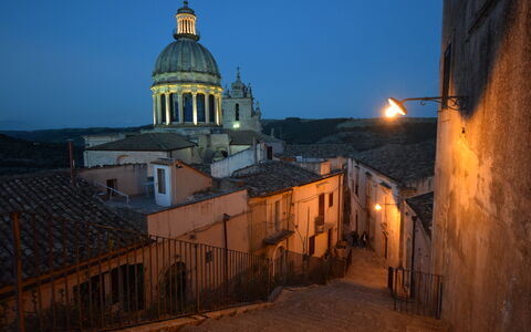 Casa Goel: Cielo, Città, Cittadina, Architettura, Quartiere, Cupola, Tetto, Sera, Mattina, Cupola