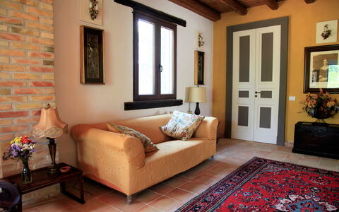 Casa Goel: Mobilia, Interior Design, Parete, Pavimentazione, Pavimento, Legna, Camera, Divano, Soggiorno, Illuminazione