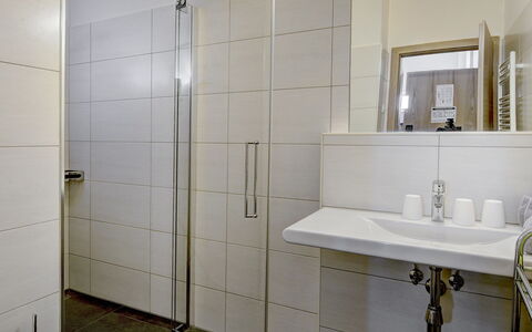 Saalbach-Hinterglemm 150: Pavimentazione, Pavimento, Idraulico Fixture, Bagno, Interior Design, Idraulico, Piastrella, Porta, Rubinetto, Lavandino Del Bagno