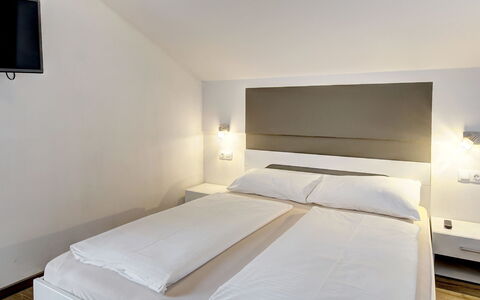 Saalbach-Hinterglemm 150: Camera Da Letto, Letto, Interior Design, Bedding, Telaio Del Letto, Lenzuolo, Pavimento, Soffitto, Camera, Appartamento