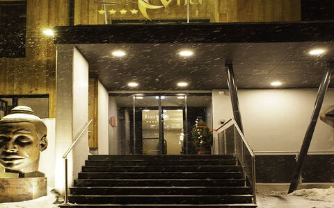Saalbach-Hinterglemm 150: Interior Design, Soffitto, Pavimentazione, Illuminazione, Lampada, Color Legno, Le Scale, Notte, Latifoglie, Pavimento In Legno
