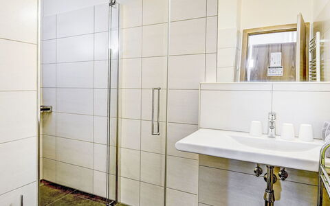 Saalbach-Hinterglemm 150: Pavimentazione, Pavimento, Idraulico Fixture, Interior Design, Bagno, Idraulico, Piastrella, Porta, Doccia Porta, Rubinetto