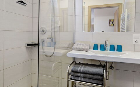 Saalbach-Hinterglemm 150: Bagno, Interior Design, Idraulico Fixture, Pavimentazione, Pavimento, Lavello, Rubinetto, Specchio, Idraulico, Lavandino Del Bagno
