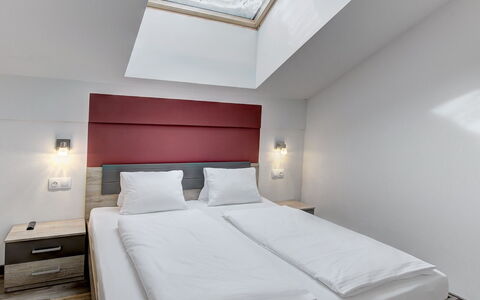 Saalbach-Hinterglemm 150: Interior Design, Soffitto, Camera Da Letto, Letto, Bedding, Telaio Del Letto, Hotel, Idraulico Fixture