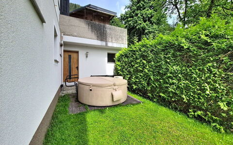 Buchauer: Giardino, Backyard, Prato, Landscaping, Shade, Cortile, Hedge, Erba Sintetica, Cortile