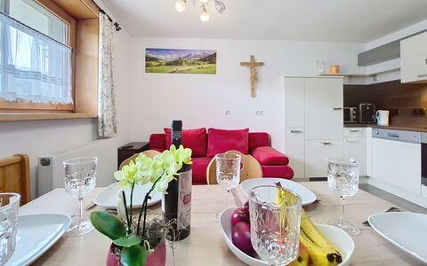 Buchauer: Mobilia, Interior Design, Pavimentazione, Divano, Soffitto, Camera, Pavimento, Tavolo, Soggiorno, Casa
