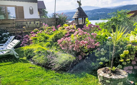 Velden am Wörthersee 39: Fiore, Giardino, Arbusto, Groundcover, Primavera, Landscaping, Cortile, Backyard, Prato