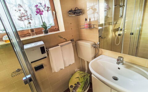 Velden am Wörthersee 39: Lavandino Del Bagno, Idraulico Fixture, Bagno, Lavello, Interior Design, Rubinetto, Pavimento, Idraulico, Pavimentazione, Camera