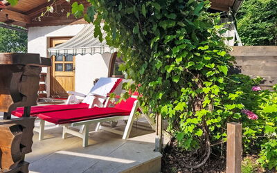 Velden am Wörthersee 39: Arbusto, Mobili Da Esterno, Giardino, Shade, Primavera, Ombrello, Struttura Esterna, Sedia, Backyard