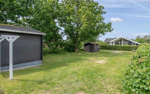 Wiebke - 50M from the Sea: Casa, Tetto, Casa, Giardino, Villetta, Prato, Groundcover, Backyard, Edifici Giardino, Cortile