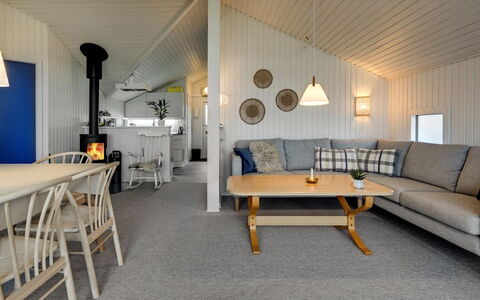 Wiebke - 50M from the Sea: Legna, Interior Design, Pavimentazione, Soffitto, Mobilia, Pavimento, Casa, Soggiorno, Lampada, Divano