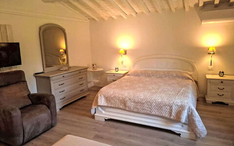 Scarlino 35: Letto, Mobilia, Camera Da Letto, Interior Design, Bedding, Lenzuolo, Pavimento, Pavimentazione, Legna, Camera