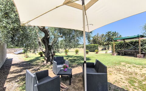 Scarlino 35: Shade, Giardino, Mobili Da Esterno, Ombrello, Sedia, Landscaping, Baldacchino, Struttura Esterna, Prato, Cortile