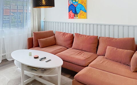 Gullahuset: Mobilia, Divano, Pavimentazione, Pavimento, Interior Design, Soggiorno, Cuscino, Appartamento, Casa