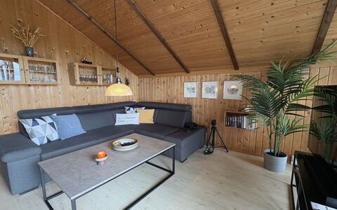 Kalervo - 2.9Km to the Fjord: Mobilia, Legna, Interior Design, Pavimentazione, Divano, Pavimento, Soggiorno, Soffitto, Pavimento In Legno, Camera