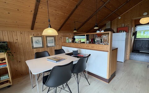 Kalervo - 2.9Km to the Fjord: Mobilia, Interior Design, Legna, Pavimentazione, Soffitto, Pavimento, Cucina, Cucina & Sala Da Pranzo Tavolo, Sedia, Lampada