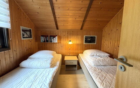 Kalervo - 2.9Km to the Fjord: Letto, Camera Da Letto, Legna, Lenzuolo, Interior Design, Bedding, Soffitto, Pavimento, Mobilia, Telaio Del Letto