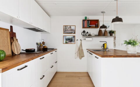 Raadengaard - 400M from the Sea: Cucina, Legna, Controsoffitto, Pavimentazione, Cabinetry, Interior Design, Elettrodomestico Da Cucina, Mobilia, Pavimento, Credenza