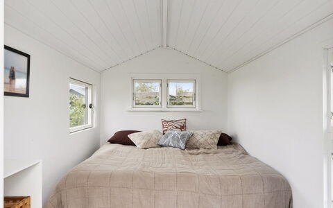 Raadengaard - 400M from the Sea: Pavimento, Soffitto, Latifoglie, Color Legno, Camera Da Letto, Illuminazione Diurna, Letto, Plank