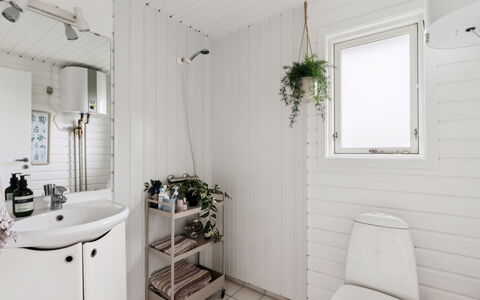 Raadengaard - 400M from the Sea: Idraulico Fixture, Interior Design, Pavimentazione, Pavimento, Gabinetto, Toilet Seat, Idraulico, Lavello, Bagno, Rubinetto