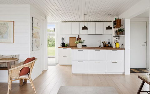 Raadengaard - 400M from the Sea: Pavimentazione, Mobilia, Legna, Cabinetry, Controsoffitto, Interior Design, Pavimento, Cucina, Casa, Pavimento In Legno