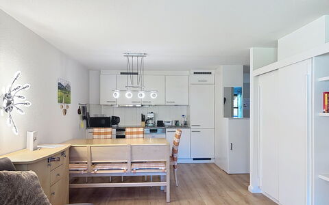 Mellau Appartments: Mobilia, Interior Design, Pavimentazione, Cucina, Pavimento, Controsoffitto, Soffitto, Legna, Lampada, Cabinetry