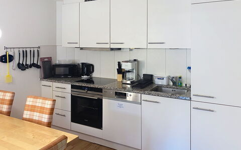 Mellau Appartments: Elettrodomestico Da Cucina, Cucina, Controsoffitto, Cabinetry, Pavimentazione, Apparecchio Major, Mobilia, Interior Design, Legna, Elettrodomestico