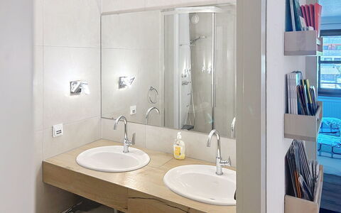 Mellau Appartments: Lavandino Del Bagno, Interior Design, Bagno, Lavello, Idraulico Fixture, Pavimentazione, Specchio, Parete, Controsoffitto, Pavimento