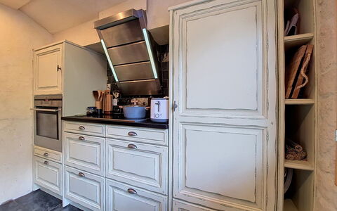 La Patrouille des Glaciers: Legna, Cabinetry, Cucina, Cassetto, Credenza, Color Legno, Controsoffitto, Latifoglie, Apparecchio Major, Elettrodomestico Da Cucina