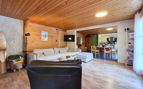 La Patrouille des Glaciers: Mobilia, Pavimentazione, Interior Design, Legna, Pavimento, Soffitto, Camera, Pavimento In Legno, Divano, Soggiorno