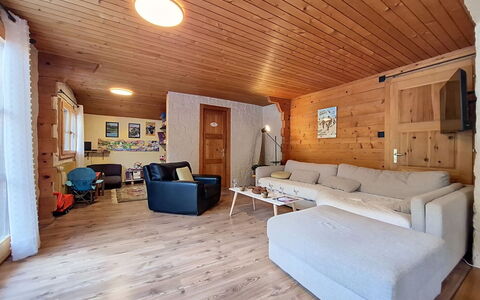 La Patrouille des Glaciers: Mobilia, Interior Design, Legna, Pavimentazione, Pavimento, Soffitto, Camera, Divano, Soggiorno, Pavimento In Legno