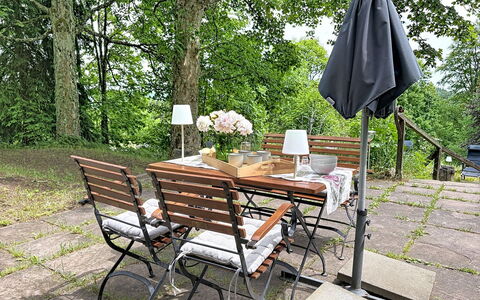 Auszeit für Körper und Seele: Mobilia, Mobili Da Esterno, Sedia, Tavolo, Tavolo Esterno, Giardino, Shade, Vaso Di Fiori, Latifoglie, Cucina & Sala Da Pranzo Tavolo