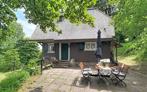 Auszeit für Körper und Seele: Albero, Casa, Villetta, Casa, Tetto, Arbusto, Area Rurale, Porta, Groundcover