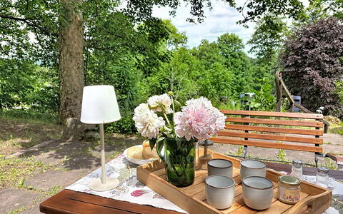 Auszeit für Körper und Seele: Mobilia, Tavolo, Vaso Di Fiori, Tavolo Esterno, Mobili Da Esterno, Giardino, Pianta Della Casa, Serveware, Sedia
