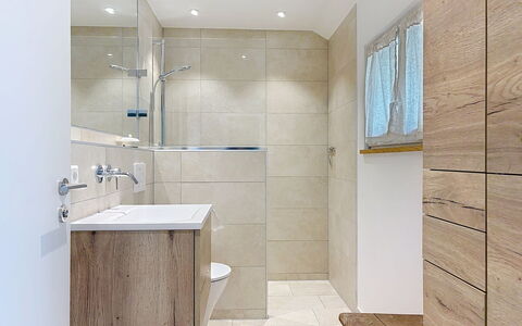 Auszeit für Körper und Seele: Pavimentazione, Pavimento, Bagno, Parete, Interior Design, Idraulico Fixture, Legna, Gabinetto, Mobiletto Del Bagno, Piastrella