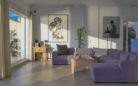 Romantica: Mobilia, Pavimentazione, Pavimento, Interior Design, Legna, Divano, Soggiorno, Pavimento In Legno, Illuminazione, Camera