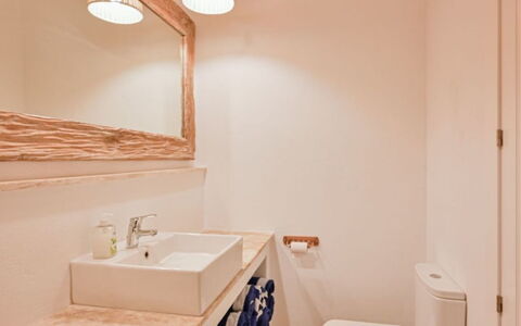 Romantica: Lavandino Del Bagno, Bagno, Parete, Idraulico Fixture, Pavimentazione, Legna, Pavimento, Interior Design, Lavello, Mobiletto Del Bagno