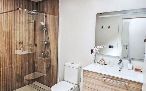 Sand, Sea and Love: Interior Design, Pavimentazione, Idraulico Fixture, Pavimento, Bagno, Parete, Mobiletto Del Bagno, Lampada, Soffitto, Specchio