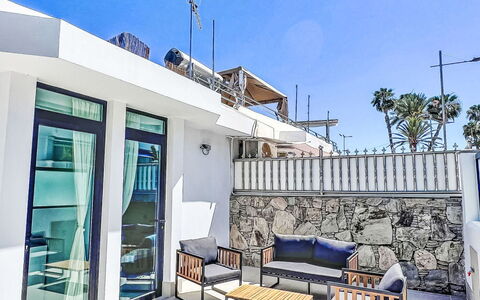 Sand, Sea and Love: Mobili Da Esterno, Sedia, Balcone, Piscina, Hotel, Illuminazione Diurna, Attico, Ricorrere