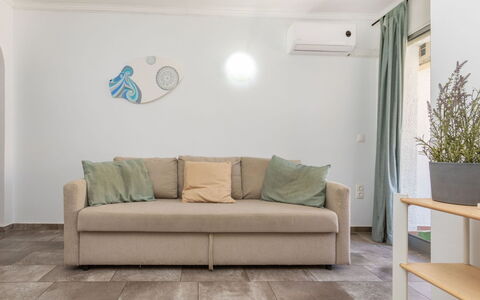 Marc Miami: Mobilia, Pavimentazione, Divano, Pavimento, Interior Design, Parete, Legna, Soggiorno, Camera, Appartamento