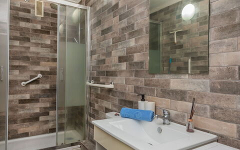 Marc Miami: Bagno, Idraulico Fixture, Pavimentazione, Pavimento, Lavandino Del Bagno, Lavello, Interior Design, Gabinetto, Idraulico, Toilet Seat