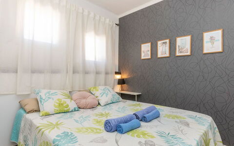 Marc Miami: Mobilia, Interior Design, Letto, Camera Da Letto, Bedding, Lenzuolo, Pavimentazione, Pavimento, Biancheria, Camera