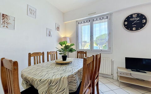 L'Estuaire: Mobilia, Interior Design, Pavimentazione, Camera, Legna, Pavimento, Sala Da Pranzo, Soffitto, Cucina & Sala Da Pranzo Tavolo, Illuminazione