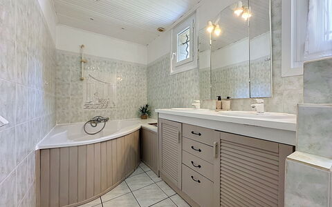 L'Estuaire: Idraulico Fixture, Pavimentazione, Interior Design, Lavandino Del Bagno, Bagno, Parete, Lavello, Pavimento, Mobiletto Del Bagno, Cabinetry