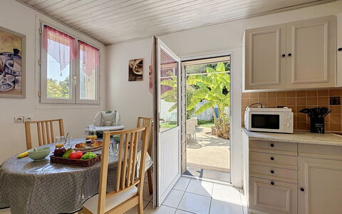 L'Estuaire: Mobilia, Legna, Pavimentazione, Pavimento, Controsoffitto, Interior Design, Cucina, Apparecchio Major, Sedia, Casa