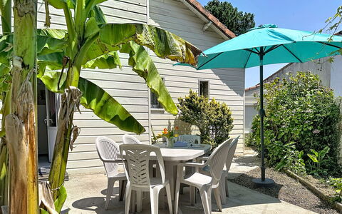 L'Estuaire: Ombrello, Mobilia, Mobili Da Esterno, Sedia, Shade, Tavolo Esterno, Giardino, Eco Hotel, Backyard, Cortile