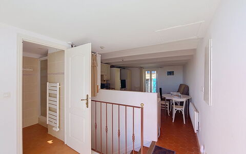 Bellevue: Mobilia, Mobili Da Esterno, Sedia, Giardino, Backyard, Shade, Cortile, Landscaping, Eco Hotel, Tavolo Esterno
