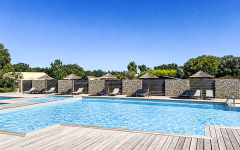 Hameau de Saint Cyprien: Piscina, Ricorrere, Mobili Da Esterno, Mobilia, Materiale Composito, Shade, Eco Hotel, Tempo Libero, Lettino, Estate
